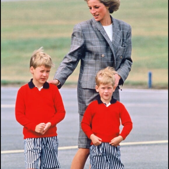 Lady Di avec ses fils le prince William et le prince Harry sur le tarmac de l'aéroport d'Aberdeen en août 1989.