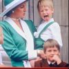 Lady Di, le prince Harry, qui tire la langue, et le prince William lors de la parade Trooping the Coloour en juin 1986, à Londres.