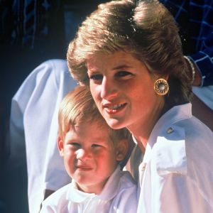Lady Di et le prince Harry en août 1987 lors de vacances à Majorque.
