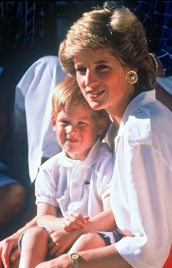 Lady Di et le prince Harry en août 1987 lors de vacances à Majorque.