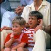 La princesse Diana avec Harry et William à Majorque en août 1987.