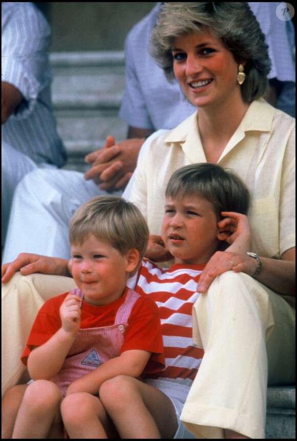 La princesse Diana avec Harry et William à Majorque en août 1987.