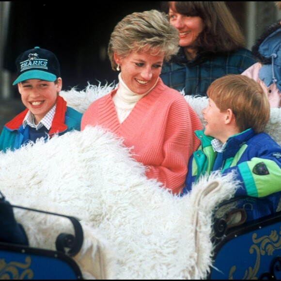 Lady Di avec ses fils le prince William et le prince Harry à Lech en 1994.