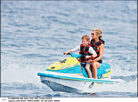 Lady Diana et le prince Harry faisant du jet-ski au large de Saint-Tropez en juillet 1997.