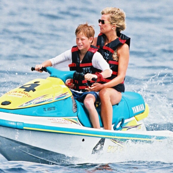 Lady Diana et le prince Harry faisant du jet-ski au large de Saint-Tropez en juillet 1997.