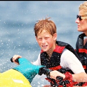 Lady Diana et le prince Harry faisant du jet-ski au large de Saint-Tropez en juillet 1997.