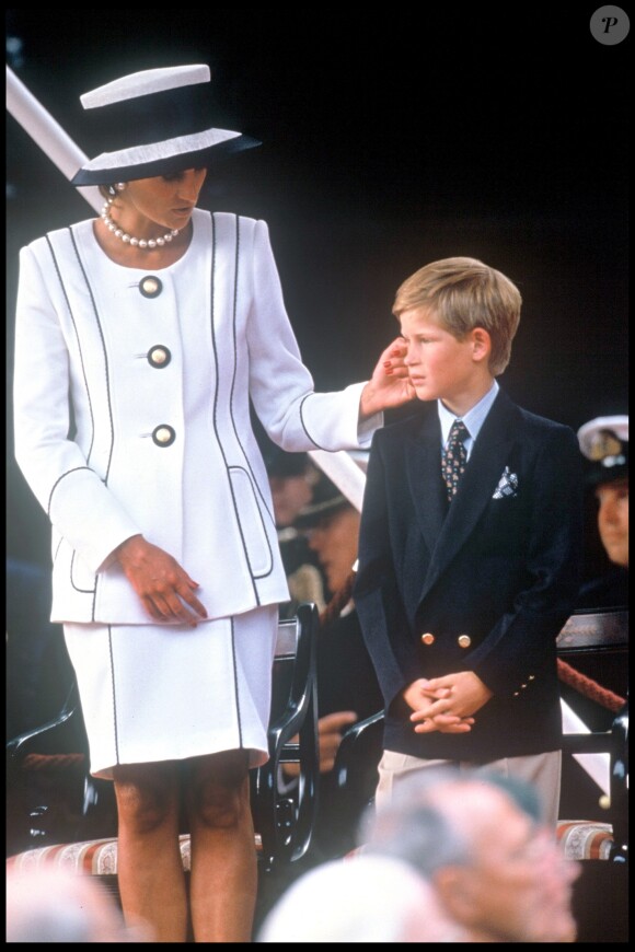 Lady Di avec le prince Harry à Londres en août 1995 pour la commémoration de la victoire des Alliés.