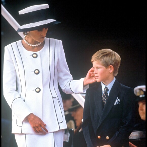 Lady Di avec le prince Harry à Londres en août 1995 pour la commémoration de la victoire des Alliés.