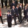 Le prince William et le prince Harry, entourés du prince Charles, du duc d'Edimbourg et de Charles Spencer, lors des funérailles publiques de Lady Di le 5 septembre 1997.