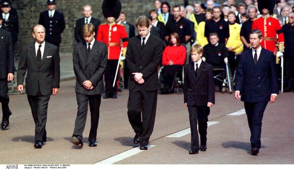 Le prince William et le prince Harry, entourés du prince Charles, du duc d'Edimbourg et de Charles Spencer, lors des funérailles publiques de Lady Di le 5 septembre 1997.