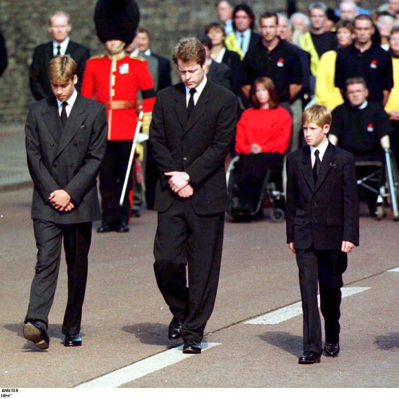 Le prince William et le prince Harry, entourés du prince Charles, du duc d'Edimbourg et de Charles Spencer, lors des funérailles publiques de Lady Di le 5 septembre 1997.