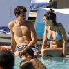 Madison Beer et son compagnon Jack Gilinsky se relaxent au bord de la piscine d'un hôtel à Miami, le 29 décembre 2016.