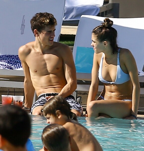 Madison Beer et son compagnon Jack Gilinsky se relaxent au bord de la piscine d'un hôtel à Miami, le 29 décembre 2016.