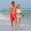 Madison Beer se baigne avec son petit-ami Jack Gilinsky sur la plage à Miami, le 30 décembre 2015.