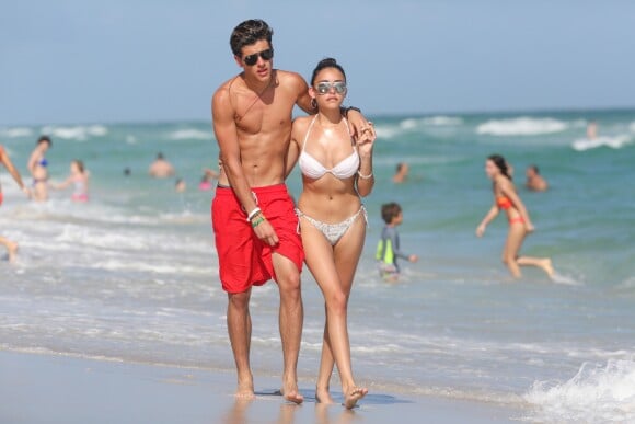 Madison Beer se baigne avec son petit-ami Jack Gilinsky sur la plage à Miami, le 30 décembre 2015.