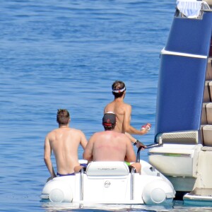 Exclusif - Rafael Nadal passe ses vacances sur son yacht avec ses potes à Formentera en Espagne le 17 juin 2017.