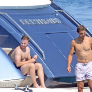 Exclusif - Rafael Nadal passe ses vacances sur son yacht avec ses potes à Formentera en Espagne le 17 juin 2017.