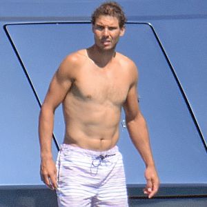 Exclusif - Rafael Nadal passe ses vacances sur son yacht avec ses potes à Formentera en Espagne le 17 juin 2017.