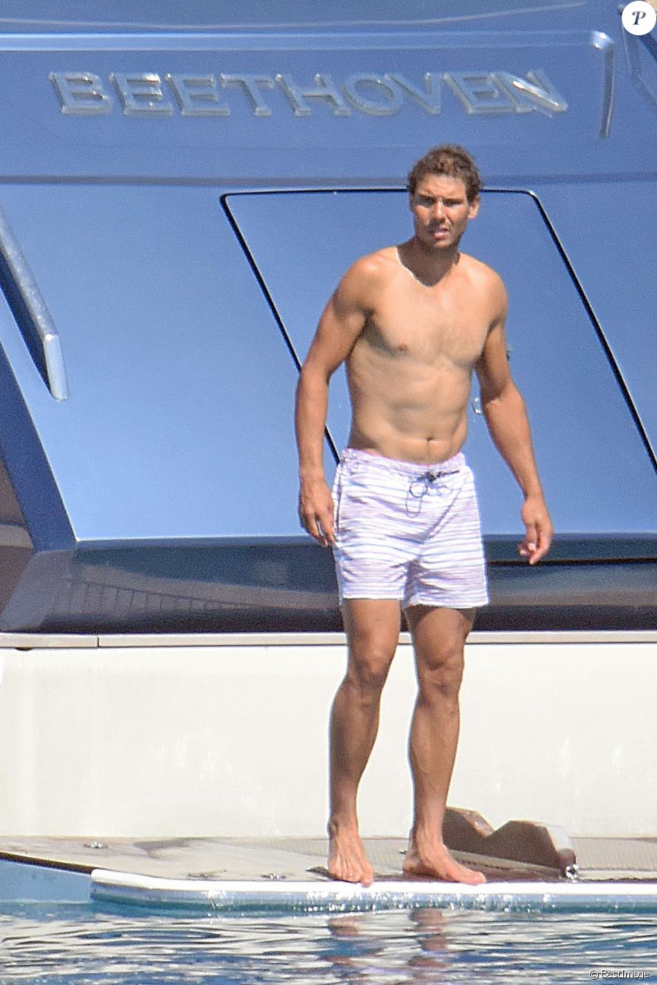Rafael Nadal : Abdos en vue sur un yacht, sa chérie en petit bikini