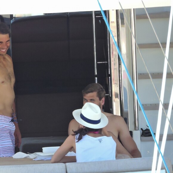 Exclusif - Rafael Nadal passe ses vacances avec sa compagne Maria Francesca "Xisca" Perello et le joueur de football Fernando Llorente, sa femme Maria et leur fille sur son yacht à Majorque en Espagne le 14 juin 2017.