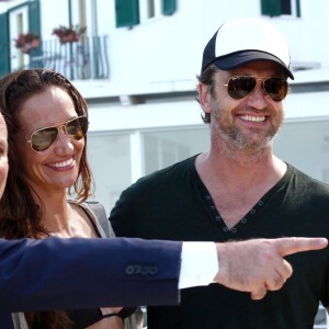 Gerard Butler et sa compagne Morgan Brown arrivent à Ischia pour le festival du film le 11 juillet 2016.
