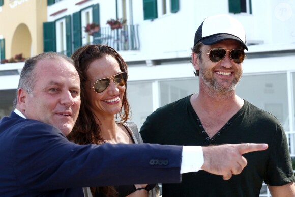 Gerard Butler et sa compagne Morgan Brown arrivent à Ischia pour le festival du film le 11 juillet 2016.