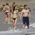 Gerard Butler et sa compagne Morgan Brown s'embrassent sur la plage de Malibu le 12 octobre 2015.