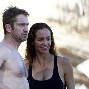 Gerard Butler et sa compagne Morgan Brown profitent de la plage avec des amis à Malibu, le 10 octobre 2015.