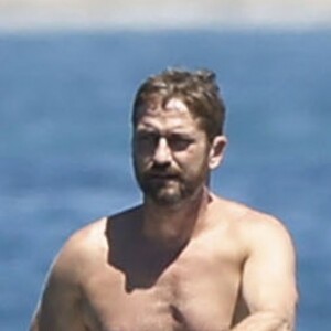 Exclusif - Gerard Butler et sa petite-amie Morgan Brown très amoureux alors qu'ils se baignent à Malibu, le 15 août 2015