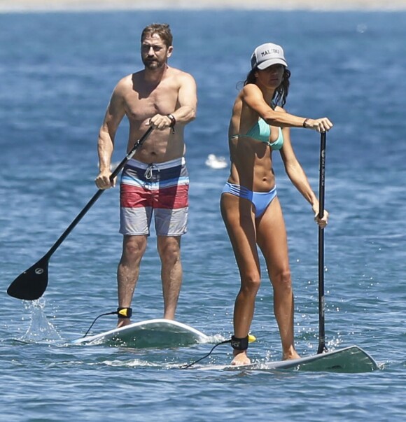 Exclusif - Gerard Butler et sa petite-amie Morgan Brown très amoureux alors qu'ils se baignent à Malibu, le 15 août 2015
