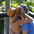 Exclusif - Gerard Butler et sa compagne Morgan Brown passent leur journée à la plage à Malibu. Le couple, passionnément amoureux, s'est longuement embrassé avant de monter dans une voiturette pour se rendre au golf. Le 20 juin 2015