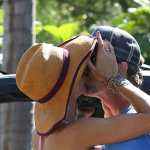 Exclusif - Gerard Butler et sa compagne Morgan Brown passent leur journée à la plage à Malibu. Le couple, passionnément amoureux, s'est longuement embrassé avant de monter dans une voiturette pour se rendre au golf. Le 20 juin 2015