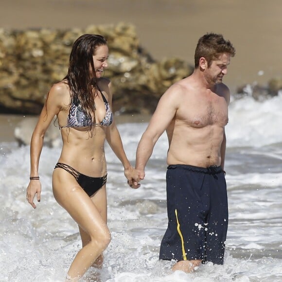 Gerard Butler et sa compagne Morgan Brown s'embrassent sur la plage de Malibu le 12 octobre 2015.