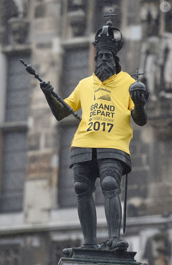 La statue de Charlemagne pendant le Tour de France lors de l'étape entre Duesseldorf et Luettich en Allemagne, le 2 juillet 2017