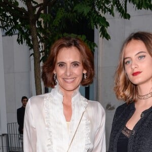 Inès de la Fressange et sa fille Violette d'Urso arrivent au Palais de Tokyo pour la soirée de présentation du parfum "Gabrielle Chanel" de Chanel. Paris, le 4 juillet 2017.