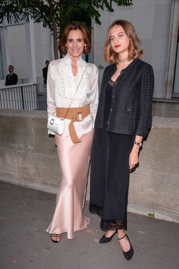 Inès de la Fressange et sa fille Violette d'Urso arrivent au Palais de Tokyo pour la soirée de présentation du parfum "Gabrielle Chanel" de Chanel. Paris, le 4 juillet 2017.