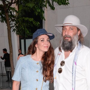 Sébastien Tellier et Amandine de la Richardière arrivent au Palais de Tokyo pour la soirée de présentation du parfum "Gabrielle Chanel" de Chanel. Paris, le 4 juillet 2017.