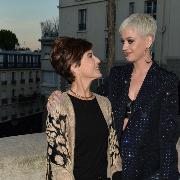 Katy Perry et sa mère Mary Perry posent pour les photographes lors de la Fashion Week à Paris, le 4 juillet 2017