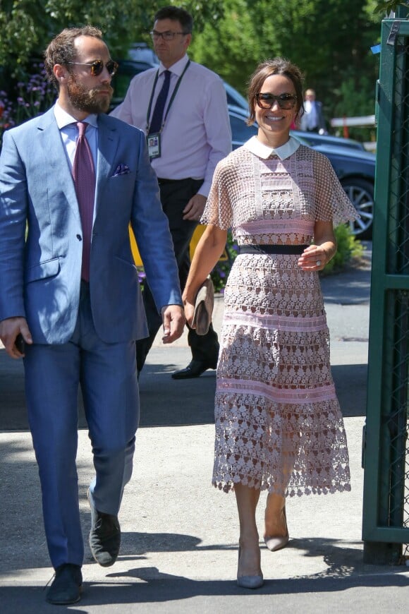 Pippa Middleton (robe Self Portrait) à son arrivée avec son frère James au tournoi de Wimbledon le 05 Juillet 2017 à Londres.