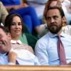 Pippa Middleton et son frère James dans la loge royale à Wimbledon le 5 juillet 2017.