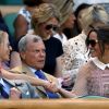 Pippa Middleton salue une voisine dans la loge royale à Wimbledon le 5 juillet 2017. Au premier plan, le duc de Kent.