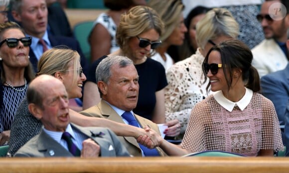Pippa Middleton salue une voisine dans la loge royale à Wimbledon le 5 juillet 2017. Au premier plan, le duc de Kent.