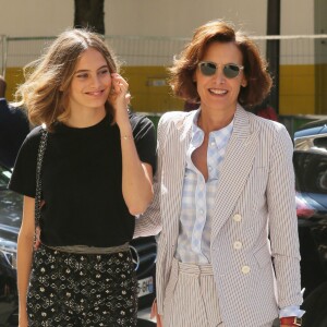 Inès de la Fressange et sa fille Violette d'Urso - Arrivées au défilé de mode "Chanel", collection Haute-Couture automne-hiver 2017/2018, au Grand Palais à Paris. Le 4 juillet 2017 © CVS - Veeren / Bestimage