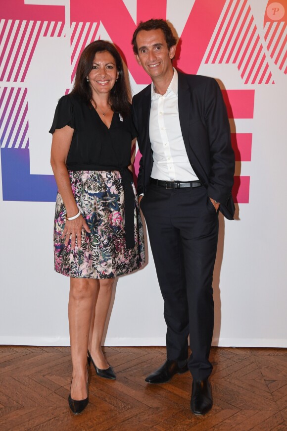 Anne Hidalgo (maire de Paris) et Alexandre Bompard au Fnac Live Festival à l'Hôtel de Ville à Paris. Du jeudi 6 au samedi 8 juillet 2017, la Fnac reprend place sur le Parvis de l'Hôtel de Ville de Paris ainsi que dans ses salons pour offrir au public 3 soirées de concerts gratuits. Paris, le 6 juillet 2017. © Lionel Urman/Bestimage