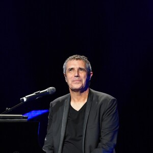 Julien Clerc en concert au Fnac Live Festival à l'Hôtel de Ville à Paris. Du jeudi 6 au samedi 8 juillet 2017, la Fnac reprend place sur le Parvis de l'Hôtel de Ville de Paris ainsi que dans ses salons pour offrir au public 3 soirées de concerts gratuits. Paris, le 6 juillet 2017. © Lionel Urman/Bestimage