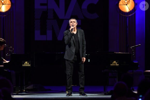 Julien Clerc en concert au Fnac Live Festival à l'Hôtel de Ville à Paris. Du jeudi 6 au samedi 8 juillet 2017, la Fnac reprend place sur le Parvis de l'Hôtel de Ville de Paris ainsi que dans ses salons pour offrir au public 3 soirées de concerts gratuits. Paris, le 6 juillet 2017. © Lionel Urman/Bestimage
