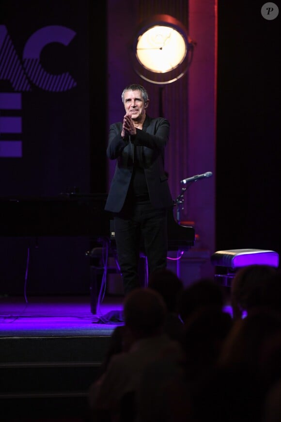 Julien Clerc en concert au Fnac Live Festival à l'Hôtel de Ville à Paris. Du jeudi 6 au samedi 8 juillet 2017, la Fnac reprend place sur le Parvis de l'Hôtel de Ville de Paris ainsi que dans ses salons pour offrir au public 3 soirées de concerts gratuits. Paris, le 6 juillet 2017. © Lionel Urman/Bestimage
