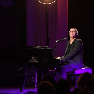 Julien Clerc en concert au Fnac Live Festival à l'Hôtel de Ville à Paris. Du jeudi 6 au samedi 8 juillet 2017, la Fnac reprend place sur le Parvis de l'Hôtel de Ville de Paris ainsi que dans ses salons pour offrir au public 3 soirées de concerts gratuits. Paris, le 6 juillet 2017. © Lionel Urman/Bestimage