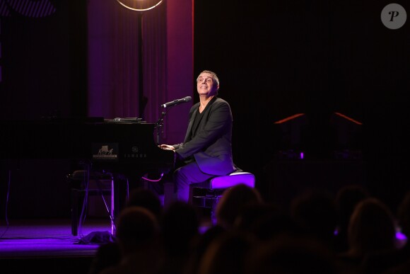 Julien Clerc en concert au Fnac Live Festival à l'Hôtel de Ville à Paris. Du jeudi 6 au samedi 8 juillet 2017, la Fnac reprend place sur le Parvis de l'Hôtel de Ville de Paris ainsi que dans ses salons pour offrir au public 3 soirées de concerts gratuits. Paris, le 6 juillet 2017. © Lionel Urman/Bestimage