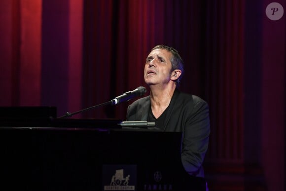 Julien Clerc en concert au Fnac Live Festival à l'Hôtel de Ville à Paris. Du jeudi 6 au samedi 8 juillet 2017, la Fnac reprend place sur le Parvis de l'Hôtel de Ville de Paris ainsi que dans ses salons pour offrir au public 3 soirées de concerts gratuits. Paris, le 6 juillet 2017. © Lionel Urman/Bestimage